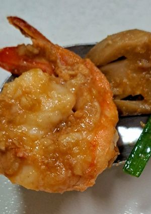 รูปของ กุ้งผัดกระเทียมและเห็ดฟาง