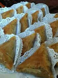 Una foto de Briwat de almendras con masa filo riquísimos 😚😚😚