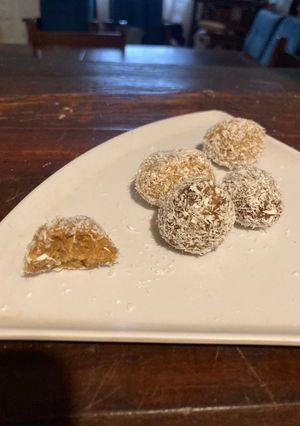 Una foto de Trufas de Lentejas turcas, dátiles y coco rallado (vegan)