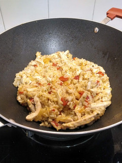 Una foto de Wok de arroz con pollo