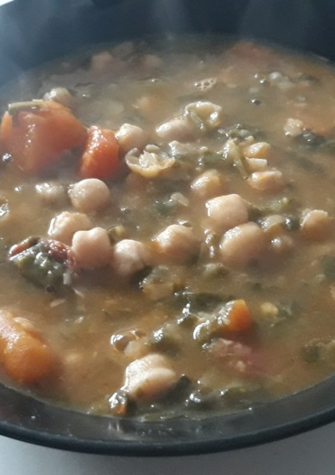 Una foto de Guiso de garanzos con berza