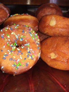 Una foto de Donas y bolas de fraile rellenas, fáciles y esponjosas!!🥯