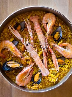 Una foto de Paella de marisco