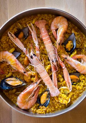 Una foto de Paella de marisco