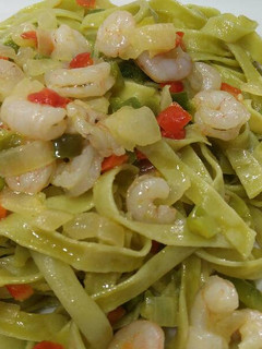 Una foto de Cintas de espinacas con pimientos y gambas