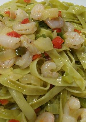 Una foto de Cintas de espinacas con pimientos y gambas