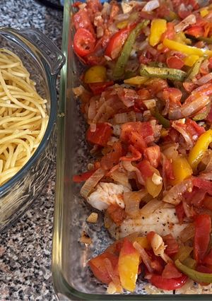 Una foto de Filete de pescado con salsa de pimientos morrón