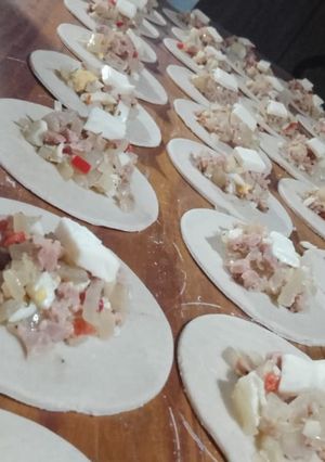 Una foto de Empanadas de cebolla y salchichas