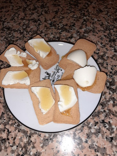 Una foto de Tostadas de queso fresco con miel