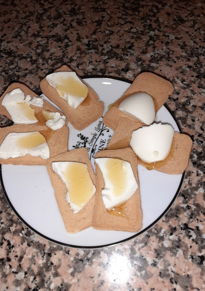 Una foto de Tostadas de queso fresco con miel