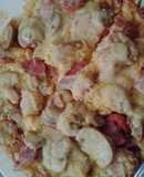 Pizza de champiñón, salchcha y queso y jamón