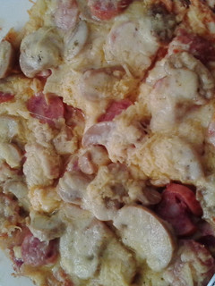 Una foto de Pizza de champiñón, salchcha y queso y jamón