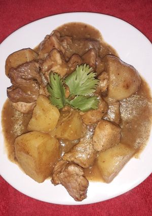 Una foto de Carne con papas en salsa