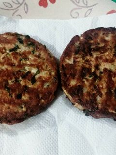 Una foto de Hamburguesas de atún con albahaca