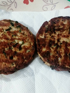 Una foto de Hamburguesas de atún con albahaca