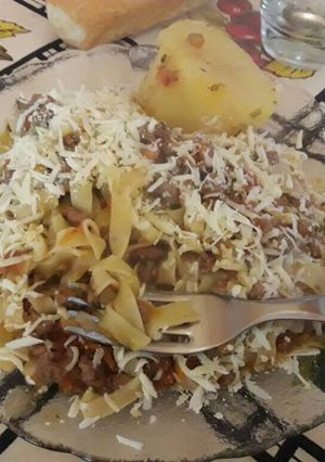Una foto de Tallarines caseros con Bolognesa 🍝💕