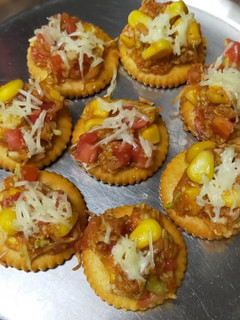 જૈન મોનાકો પિઝ્ઝા બાઈટ્સ(Jain Monacco Pizza Bites recipe in gujarati) રેસીપી મુખ્ય ફોટો