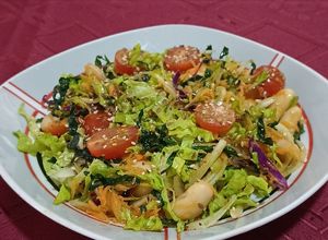 Una foto de Ensalada vegana llena de color, súper completa 😍 Ideal cena 🥗 :)