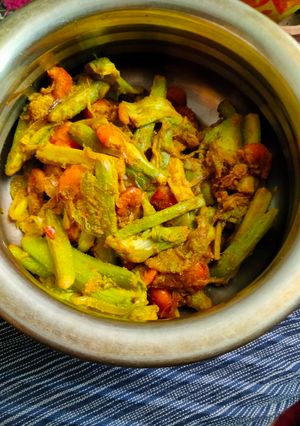 কচুর লতি দিয়ে চিংড়ি মাছ রেসিপির প্রধান ছবি