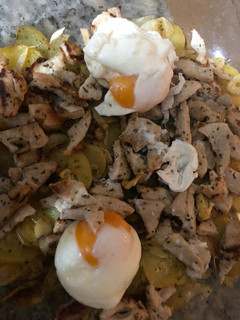 Una foto de Filetitos de cerdo con patatas al horno con ajito, limón y perejil y huevo poché