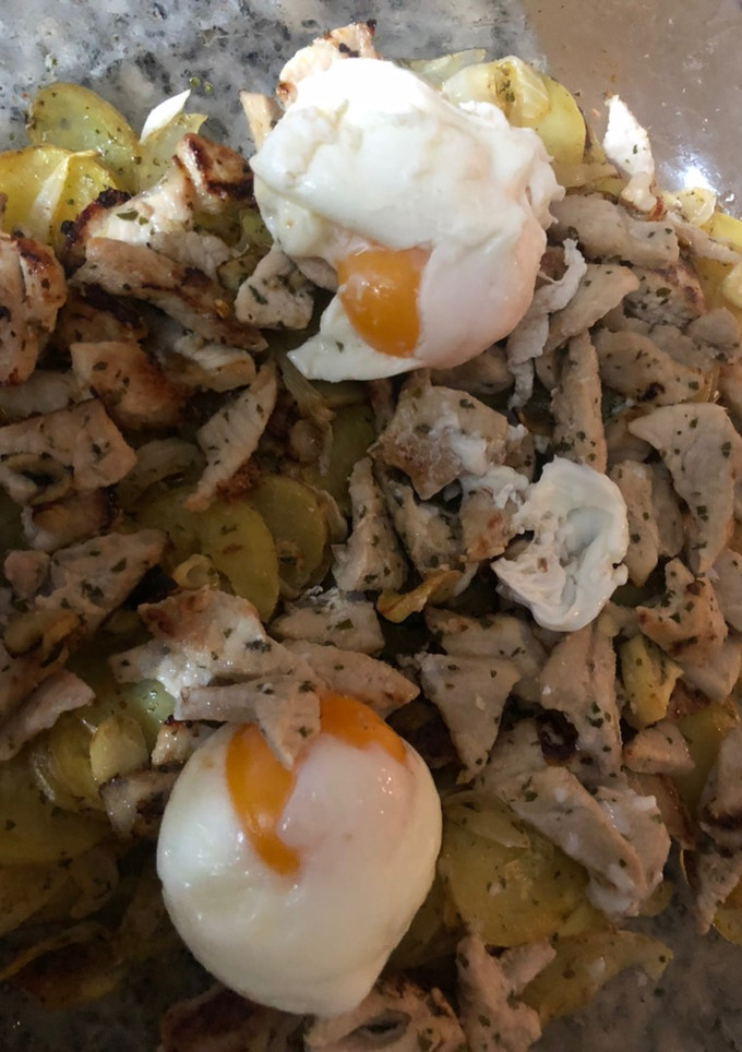 Una foto de Filetitos de cerdo con patatas al horno con ajito, limón y perejil y huevo poché
