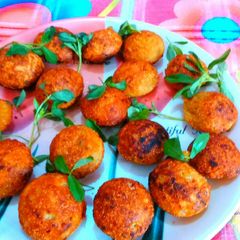 A picture of Potatoes onion fritters / aalu pyaaz pakora in appe pan.
