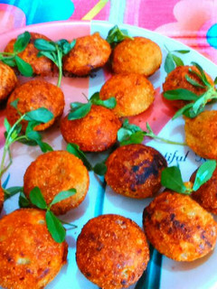 A picture of Potatoes onion fritters / aalu pyaaz pakora in appe pan.