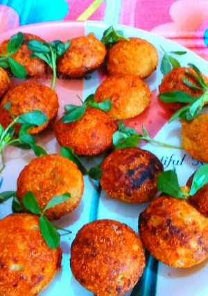 A picture of Potatoes onion fritters / aalu pyaaz pakora in appe pan.