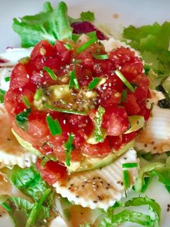 Una foto de Tartar de sandía, tomate y aguacate