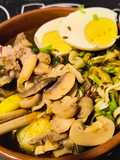 Ramen de carne, fideos zucchini y champiñones