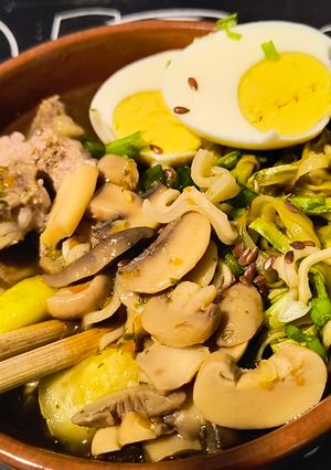 Una foto de Ramen de carne, fideos zucchini y champiñones