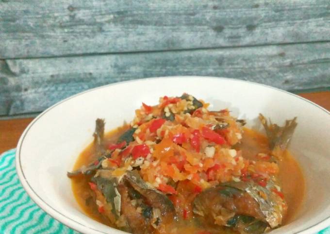 Ini dia! Bagaimana cara buat Ikan Layang masak kuah sambal  nagih banget