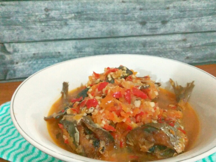 Ini dia! Bagaimana cara buat Ikan Layang masak kuah sambal  nagih banget