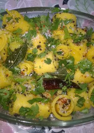 A picture of Khandvi.
