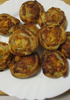Töltött 🥐 leveles tészta 🥓 sonkával és parenyica sajttal 🧀 recept fotója