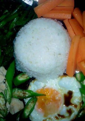 รูปของ มื้อเช้าง่ายๆ ไม่ต้องคิดมาก อกไก่ ไข่ดาว มีผักอะไรใส่ไปให้หมด อยากทานเค็มจัดพอ ถ้าใครไม่ชอบเผ็ด ไม่ต้องใส่พริกไป