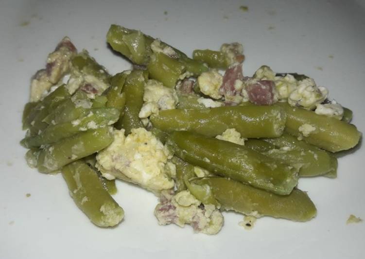 Habichuelas verdes revueltas con huevo y jamón