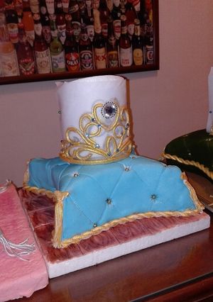 Una foto de Torta almohadón con corona de princesa
