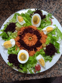 Una foto de Ensalada de remolacha, zanahoria 🥕, lechuga 🍀y huevos 🥚🥚🥚🥕🍀🥚🥚🥚🥕