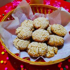 A picture of Thandai Seasame cookies.