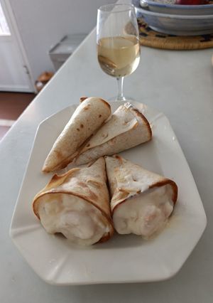 Una foto de Cucuruchos con Ensaladilla de Gambas