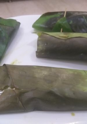 A picture of Paneer with mint coconut chutney.