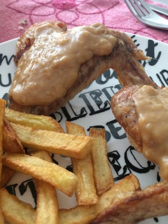 Una foto de Alitas de pollo al horno con salsa de cacahuete