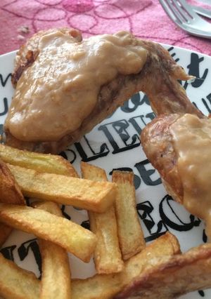 Una foto de Alitas de pollo al horno con salsa de cacahuete