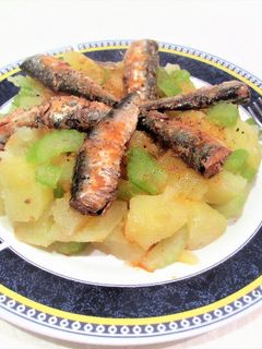 Una foto de Sardinas en escabeche sobre patatas y penca de apio cocidas-fácil