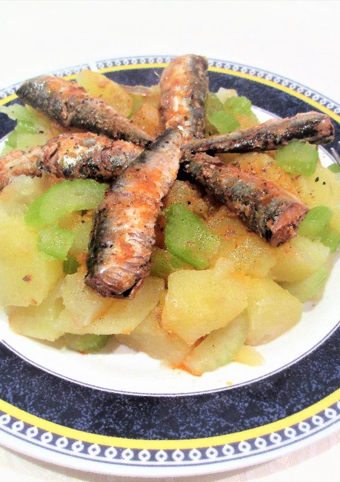 Una foto de Sardinas en escabeche sobre patatas y penca de apio cocidas-fácil