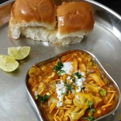 A picture of Mumbai misal pav.