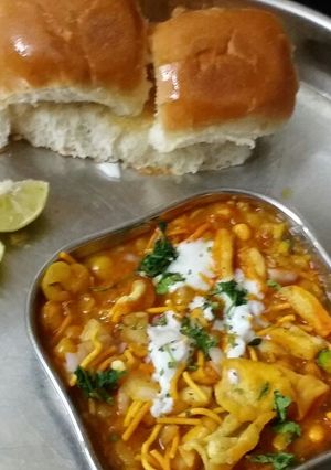 A picture of Mumbai misal pav.