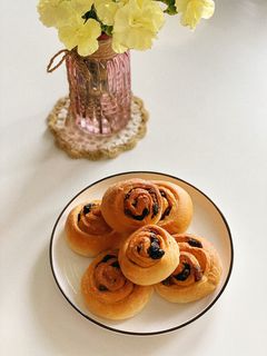 Hình của món Bánh cuộn nho và chà là.