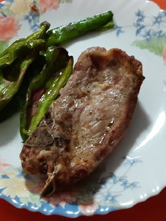 Una foto de Chuletas de cerdo con pimientos en freidora de aire
